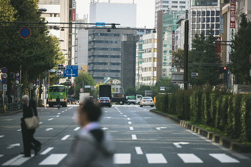新宿の横断歩道から見た信号待ちの車道風景