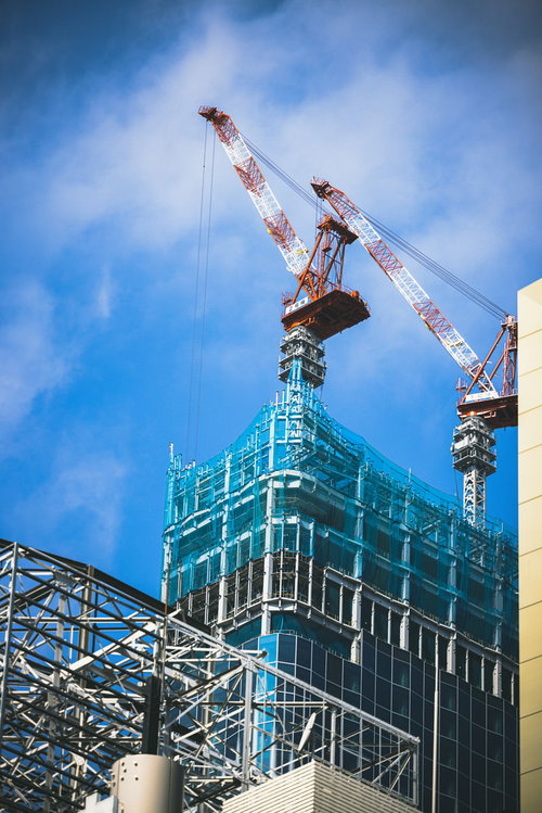 新宿の建設現場の建物屋上にそびえるクレーン