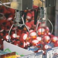 新宿の動かないクレーンゲーム機とアーケード景品の写真