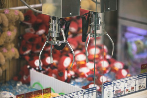 新宿の動かないクレーンゲーム機とアーケード景品