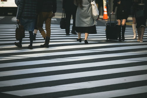 新宿の横断歩道を渡る人々の足元 白線上を歩く人々
