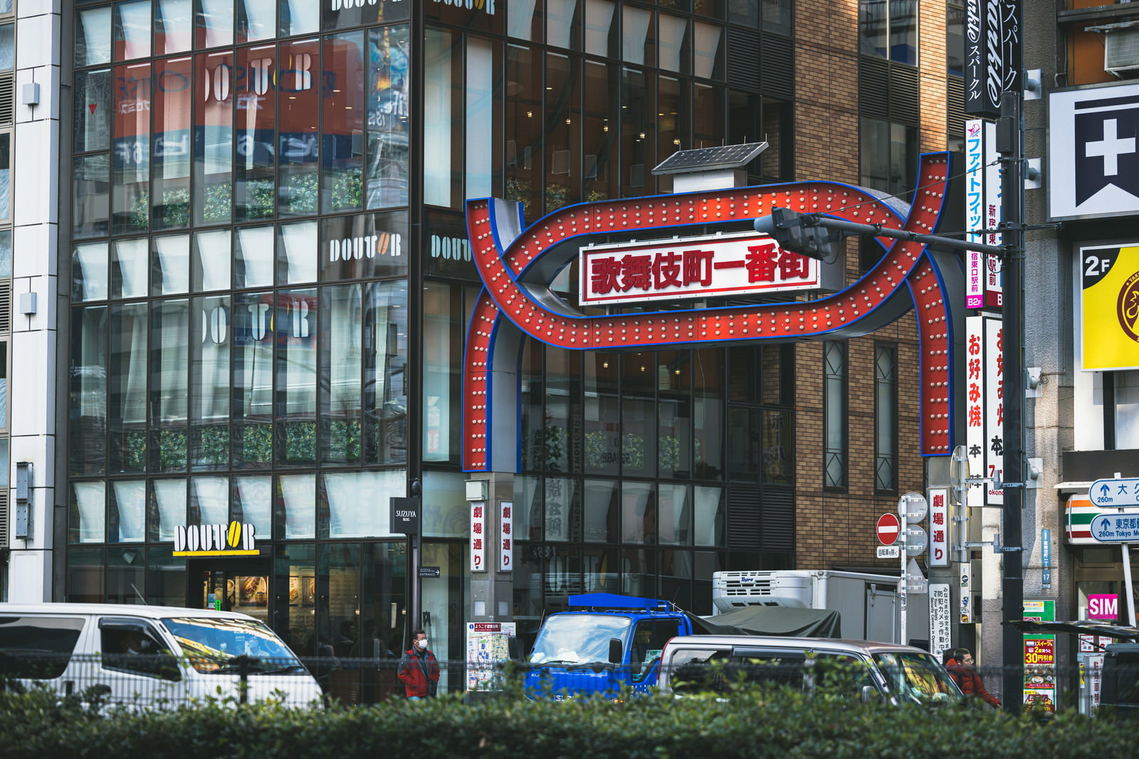 新宿歌舞伎町一番街の入口を示す赤いアーチ型看板