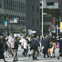 新宿の横断歩道を渡る人混みの写真