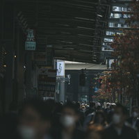 新宿アーケード内を行き交う大勢の人混みと歩行者の流れの写真