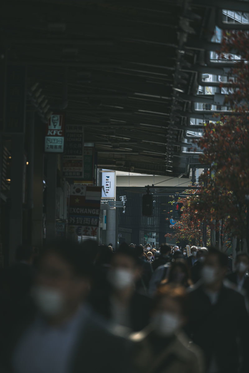 新宿のアーケード内を歩く多くの人々の様子