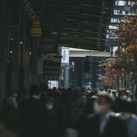 新宿アーケード街の溢れんばかりの人混みと夜間の賑わいの写真