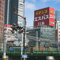 高架と電線越しに見る新宿東口の繁華街と駅前風景の写真