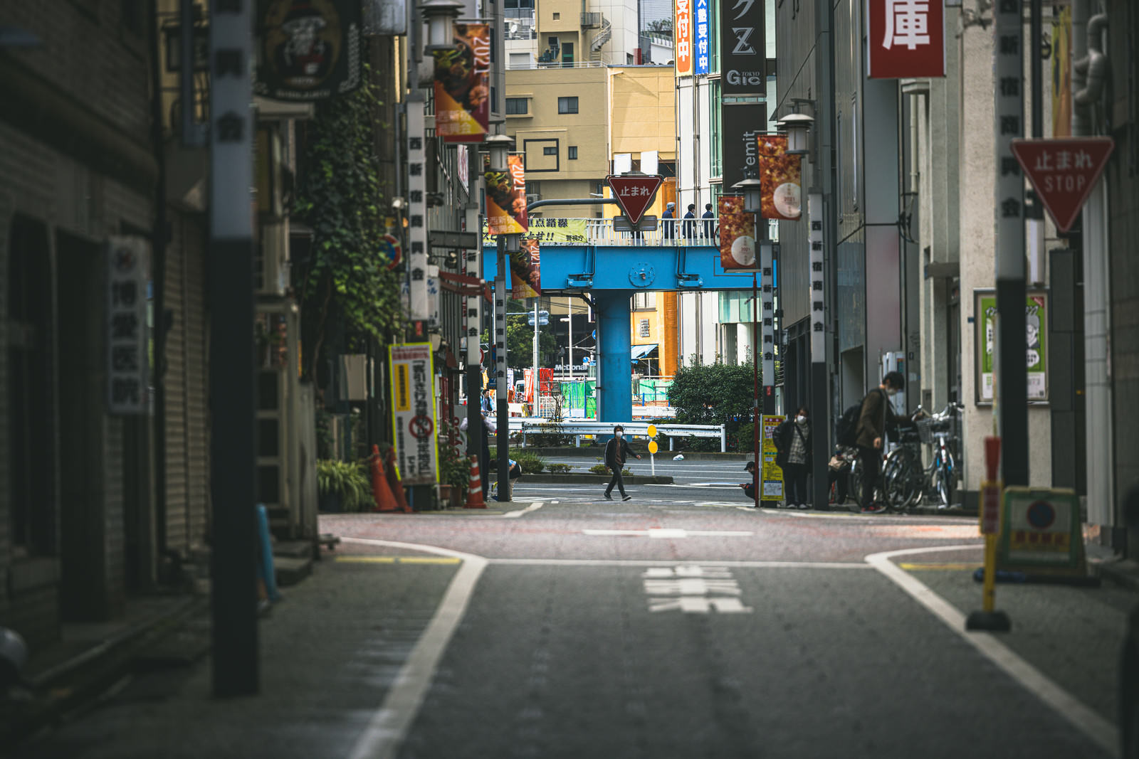 新宿の路地裏に設置された赤い一時停止標識