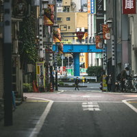 新宿の路地裏に設置された赤い一時停止標識の写真