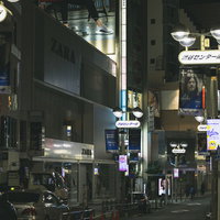 終電後の渋谷センター街、ネオンサインと看板が光る夜景の写真