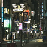 深夜の渋谷センター街、井の頭通りから望むネオン街並みの写真