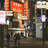 終電間際、渋谷センター街から駅に向かう若者たちの写真