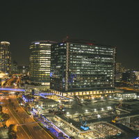 新高島駅周辺の再開発工事現場の夜間建設風景の写真