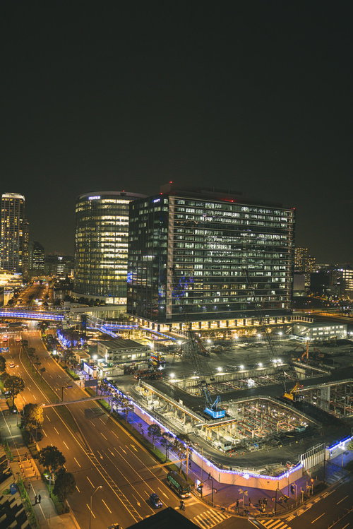 新高島駅周辺の再開発工事現場の夜間建設風景