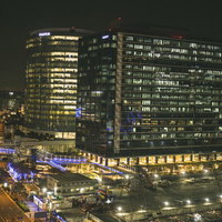 新高島駅の再開発エリアの夜景：横浜みなとみらいの高層ビル群の写真