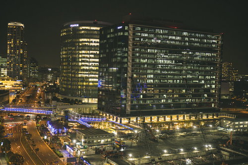 新高島駅の再開発エリアの夜景：横浜みなとみらいの高層ビル群