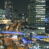 深夜の新高島駅前とみなとみらい大通りの工事現場の写真