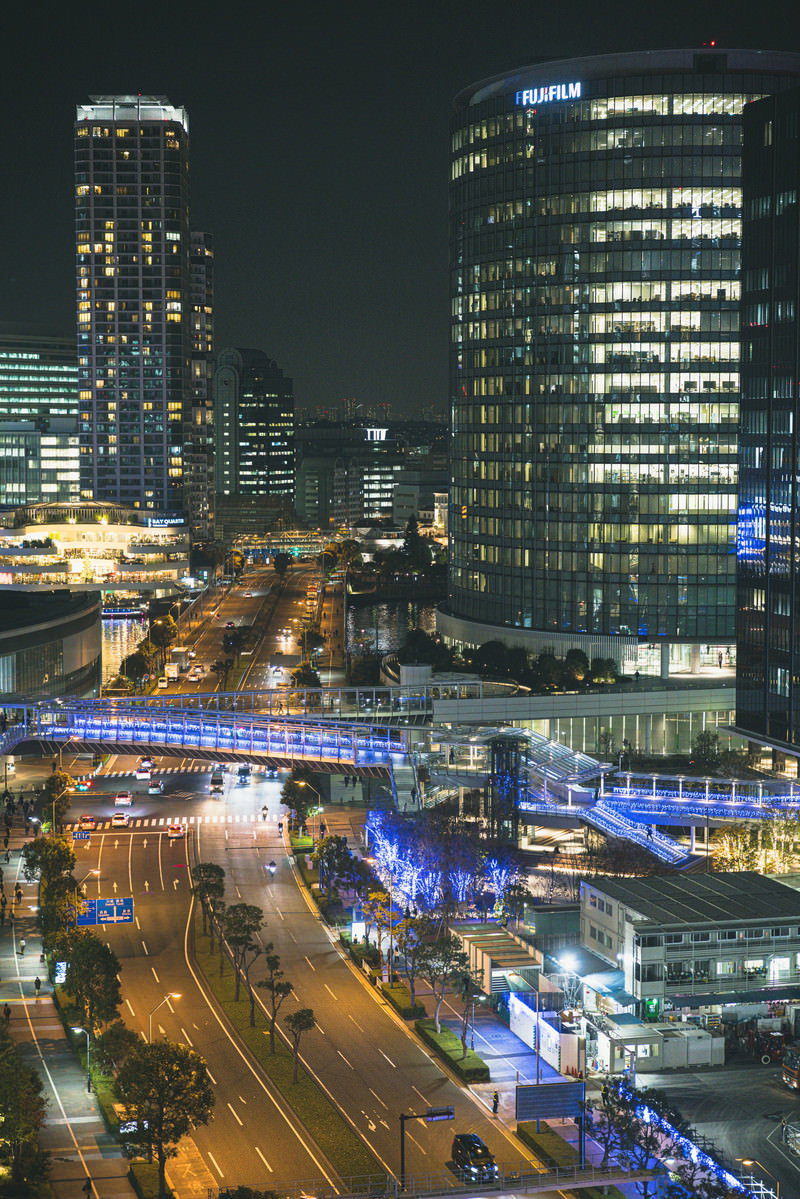 深夜の新高島駅前とみなとみらい大通りの夜景