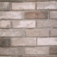 表面がボコボコしたレンガ壁の凹凸テクスチャの写真