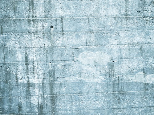 廃坑のコンクリート擁壁の劣化した表面テクスチャ