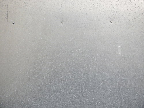 細かい傷が残るグレースチール金属壁のテクスチャー