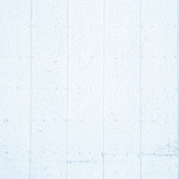 白色で塗装された縦板張りの板壁テクスチャの写真