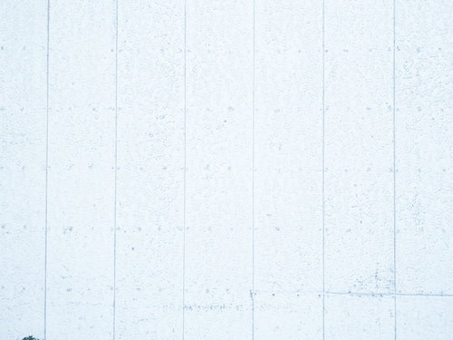 白色で塗装された縦板張りの板壁テクスチャ