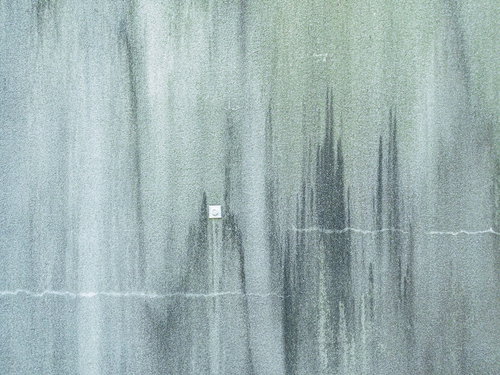 ひび割れとシミ残るコンクリート擁壁の劣化状態