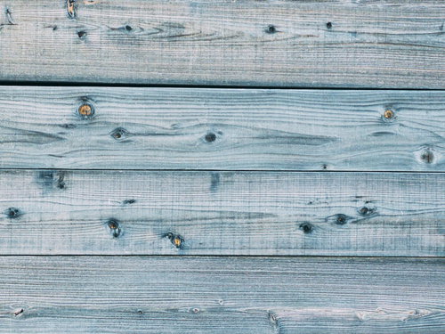 節に色が乗らない薄いブルーグレーの板壁テクスチャー