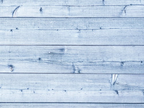 白色に塗装した板壁の木目と節が見える質感