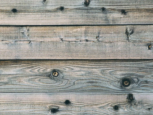節が黒く浮き出た縦張り板壁のテクスチャー