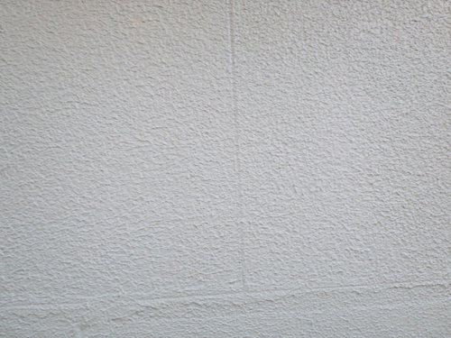 塗り跡が全体に残るグレーのモルタル外壁のテクスチャー