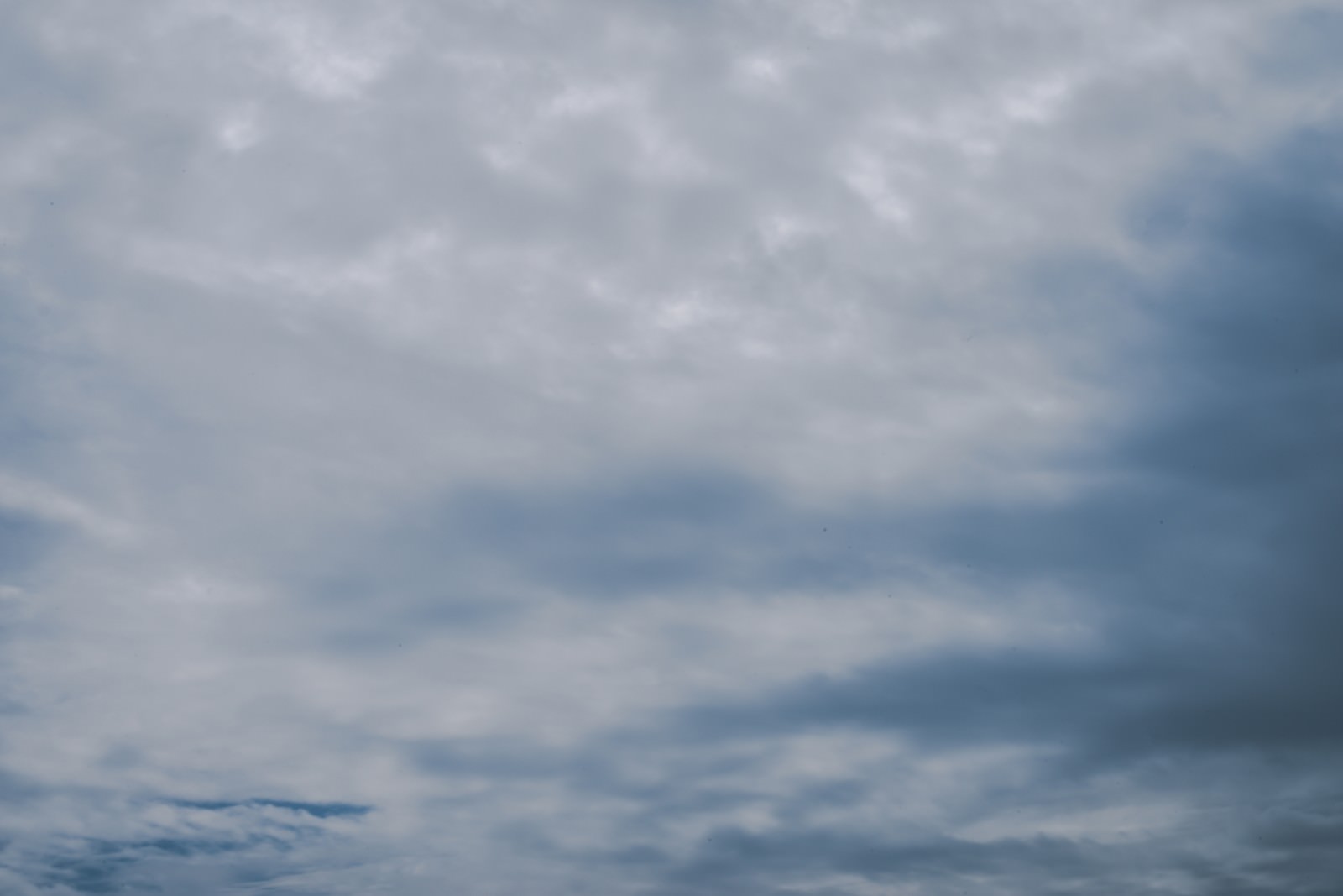 厚い灰色の雲が空全体を覆うどんよりとした曇り空