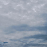 どんよりとした厚い雲に覆われた曇り空の風景の写真
