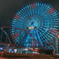 ライトアップしたみなとみらいのコスモワールド観覧車の写真