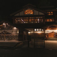 草津温泉の白旗源泉と御座之湯（夜景）の写真