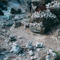 草津温泉の賽の河原に並ぶ積石とケルンの風景の写真