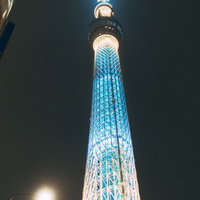 青色にライトアップされた東京スカイツリーの夜景の写真