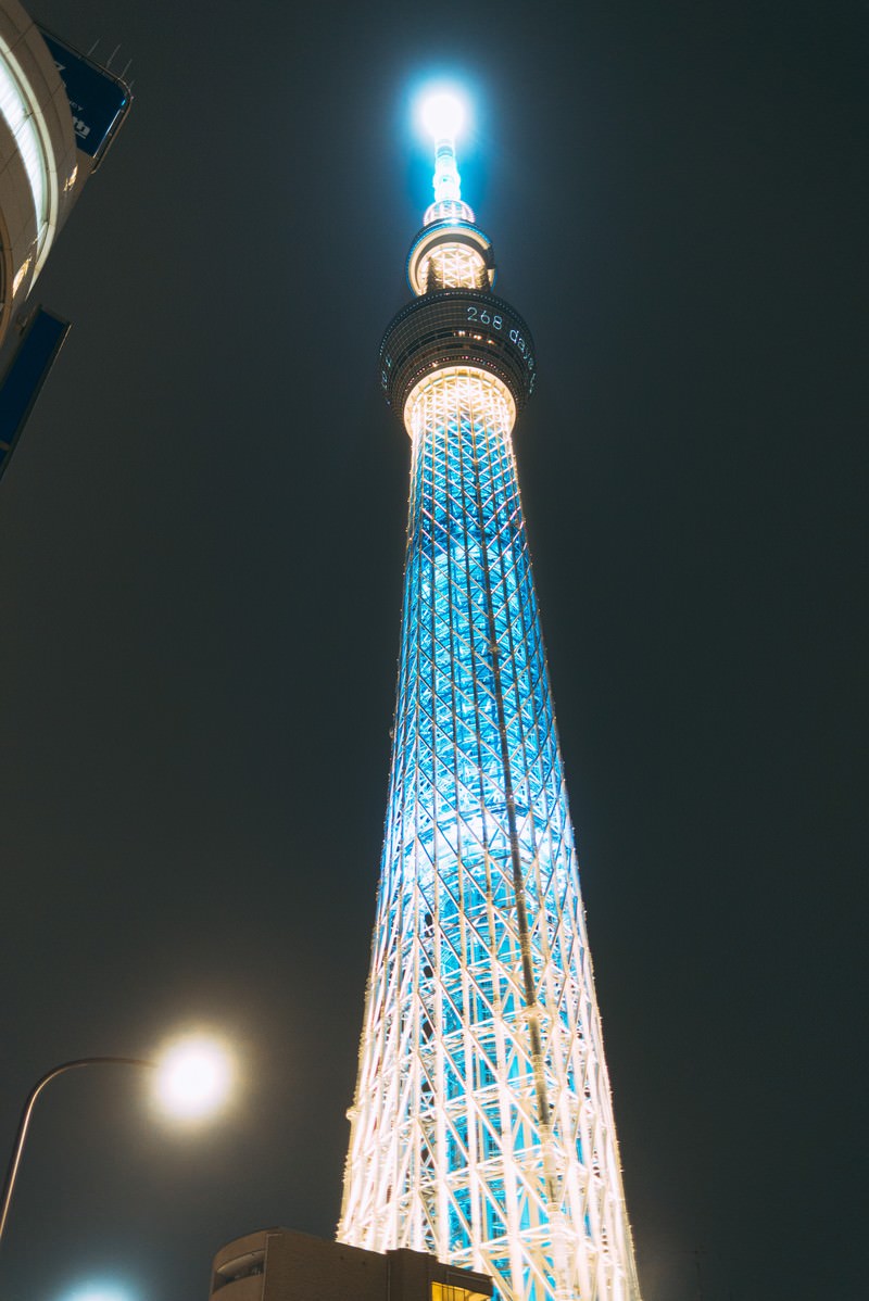 青色にライトアップされた東京スカイツリーが夜空に浮かび上がる夜景