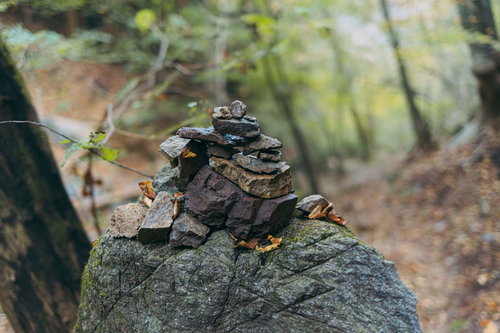 登山道で見つけた石積みのケルン - 登山者の道しるべ