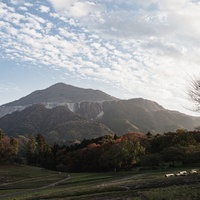 羊山公園から望む武甲山と雲の風景の写真