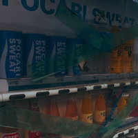 白いテープで封鎖された故障した自動販売機の写真