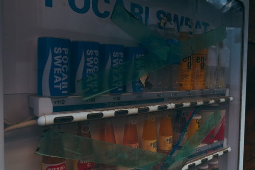 白いテープで封鎖された故障した自動販売機