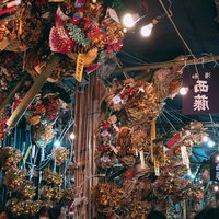 鷲神社の酉の市で売られている色とりどりの熊手の写真