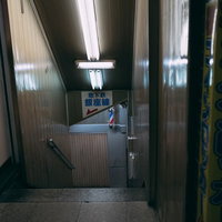 浅草駅の銀座線への地下通路入り口の階段と案内標識の写真
