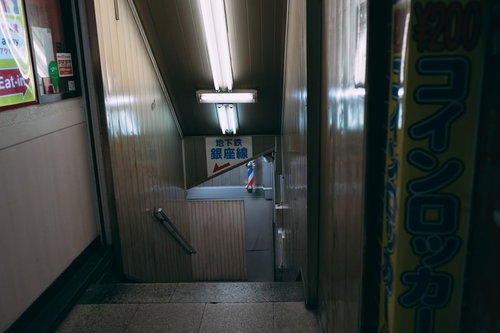 浅草駅の銀座線への地下通路入り口の階段と案内標識