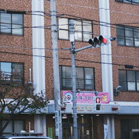 警視庁浅草警察前の交差点と赤信号の写真