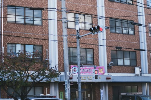 警視庁浅草警察前の交差点と赤信号