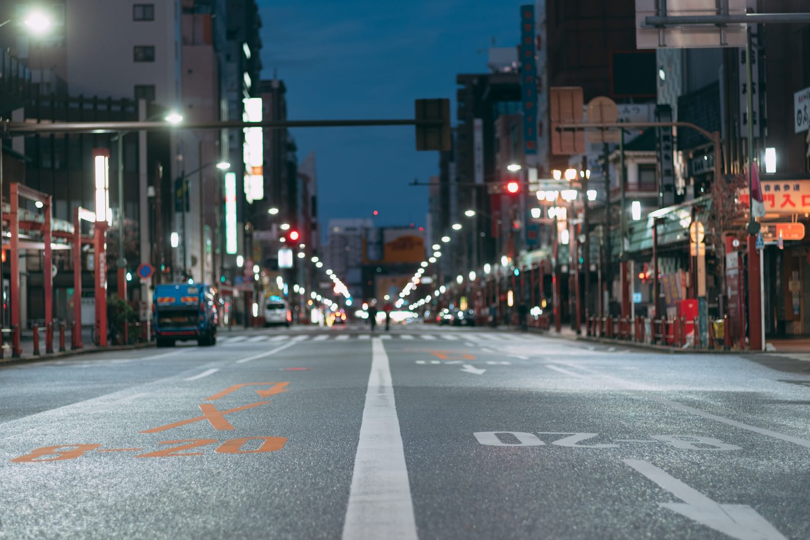 夜の街でセンターラインが引かれた車道の風景