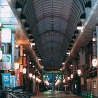 誰もいない夜の浅草アーケード街の商店街風景の写真
